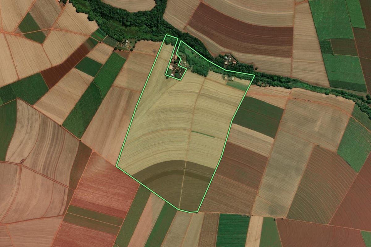 Imagem de satélite do imóvel rural em Jaboticabal (SP), com o contorno declarado no CAR desenhado por cima.