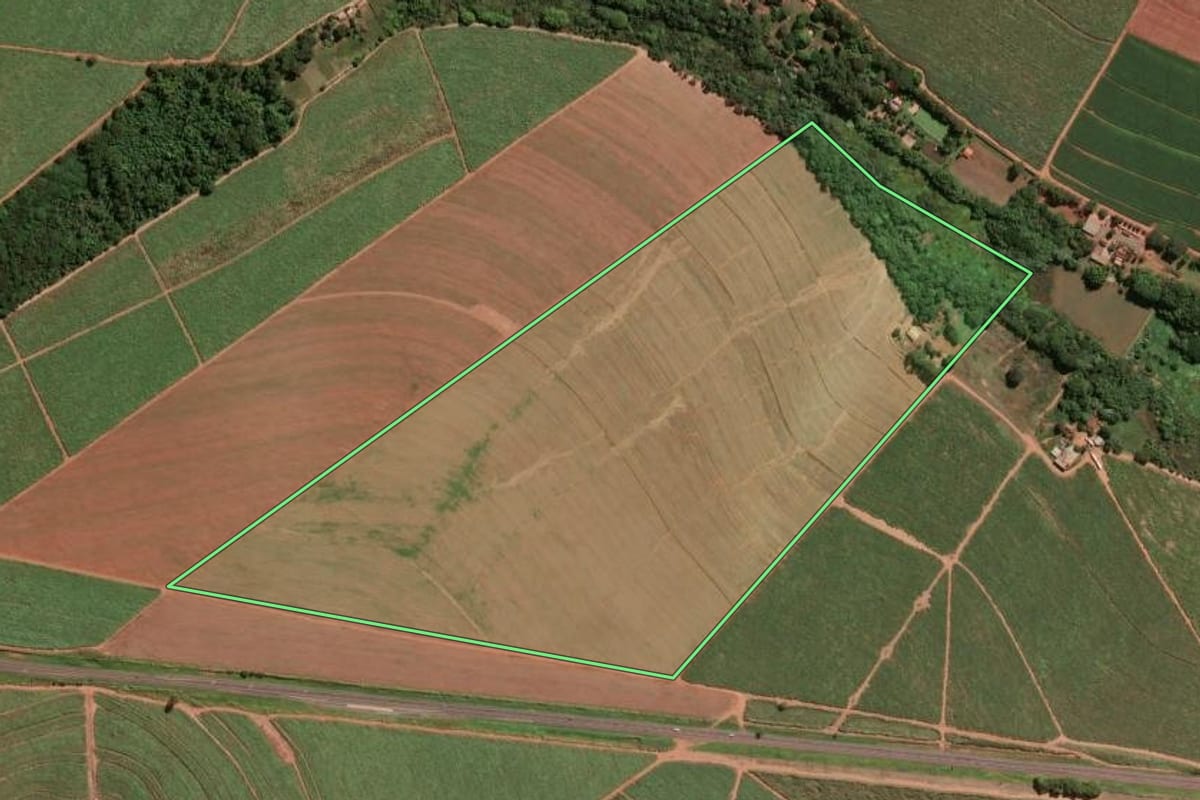 Imagem de satélite do imóvel rural em Jaboticabal (SP), com o contorno declarado no CAR desenhado por cima.