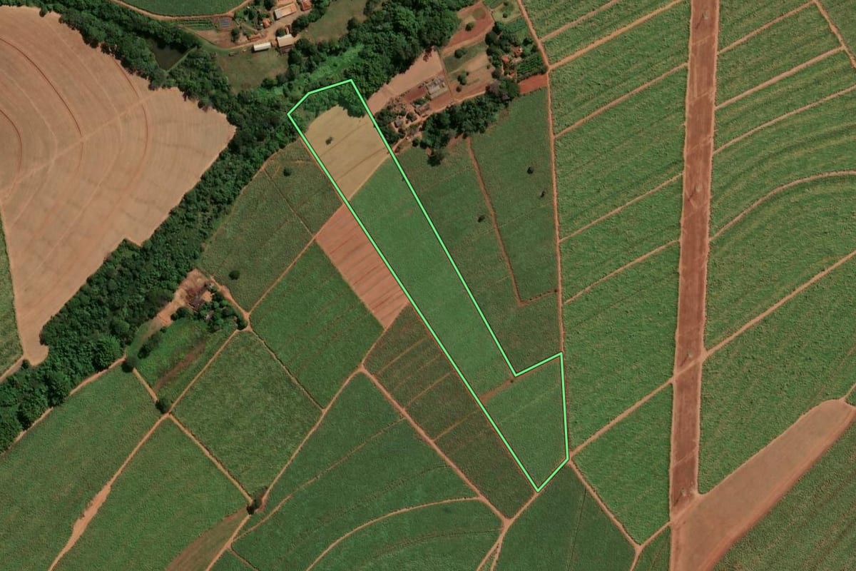 Imagem de satélite do imóvel rural em Jaboticabal (SP), com o contorno declarado no CAR desenhado por cima.