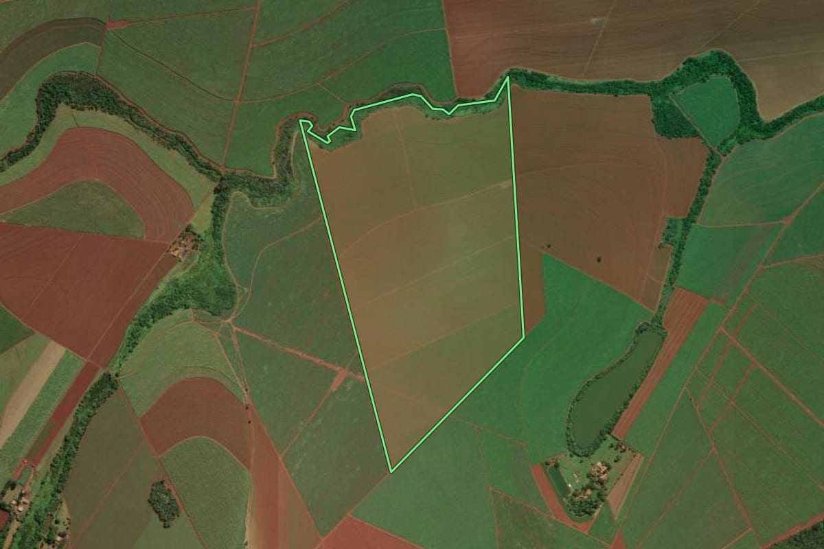 Imagem de satélite do imóvel rural em Jaboticabal (SP), com o contorno declarado no CAR desenhado por cima.