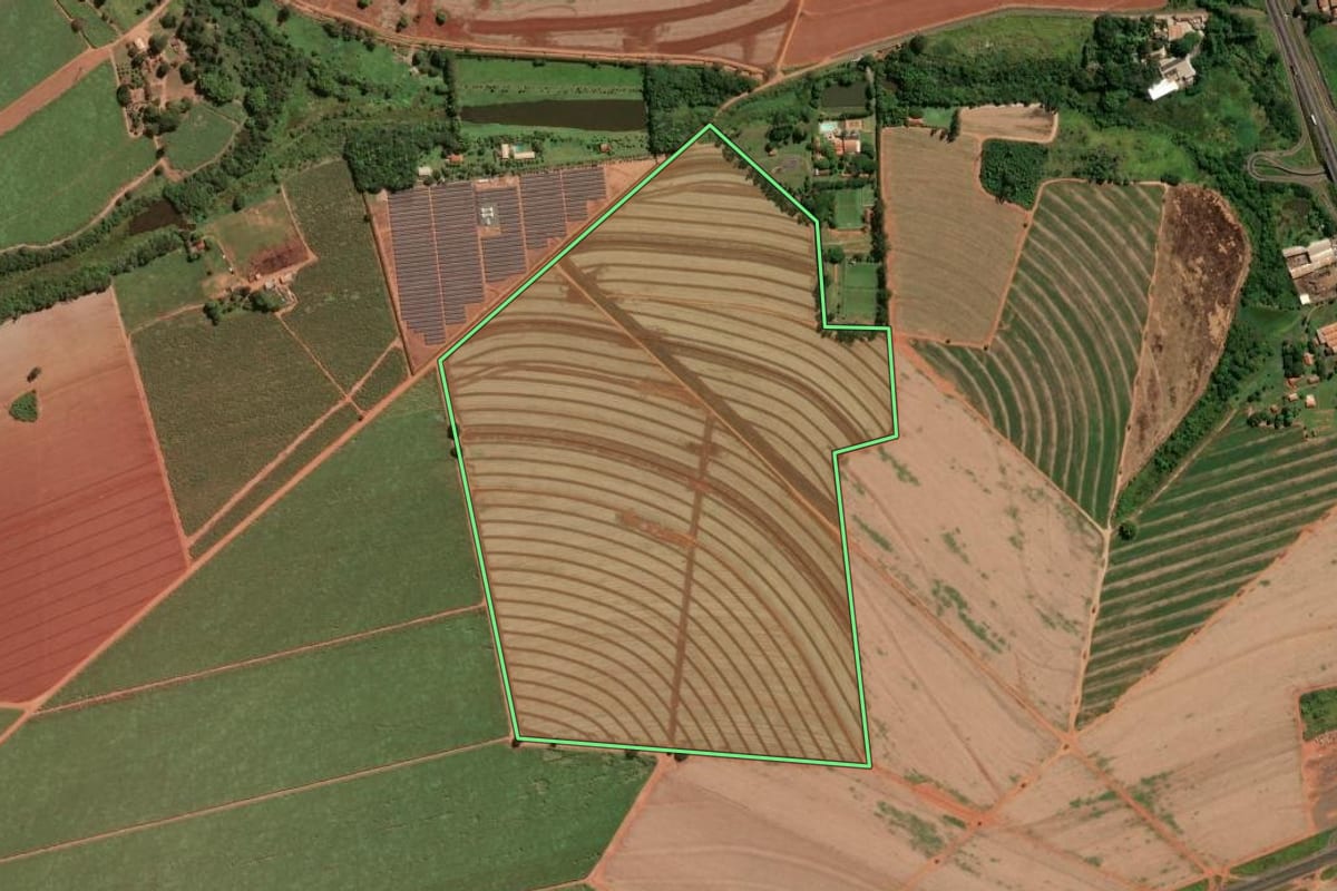Imagem de satélite do imóvel rural em Jaboticabal (SP), com o contorno declarado no CAR desenhado por cima.