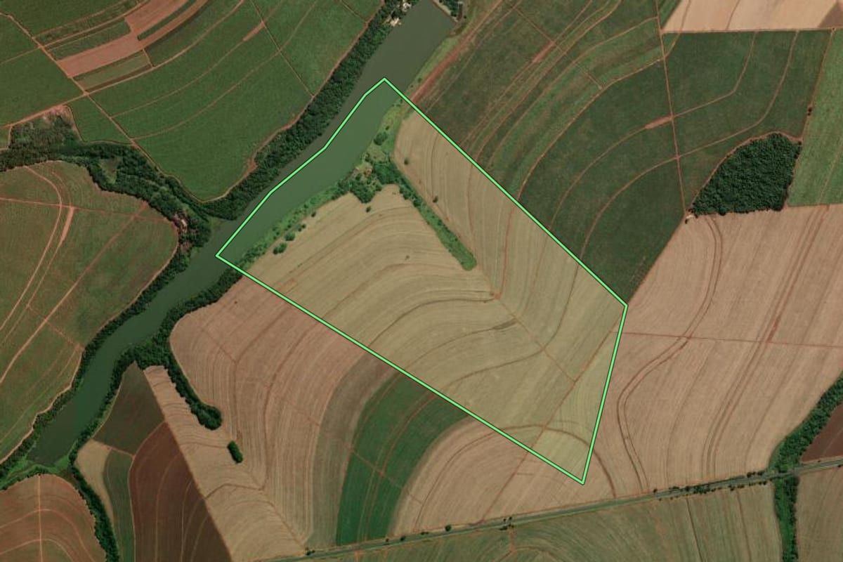 Imagem de satélite do imóvel rural em Jaboticabal (SP), com o contorno declarado no CAR desenhado por cima.
