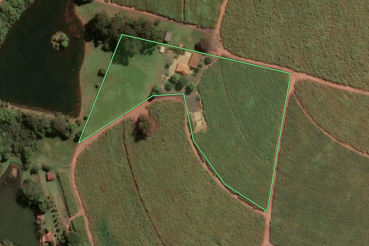 Imagem de satélite do imóvel rural em Jaboticabal (SP), com o contorno declarado no CAR desenhado por cima.