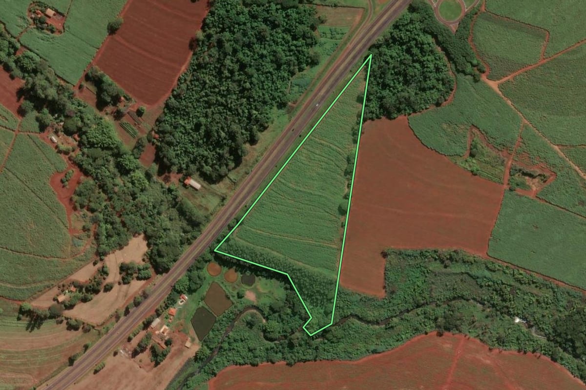 Imagem de satélite do imóvel rural em Jaboticabal (SP), com o contorno declarado no CAR desenhado por cima.