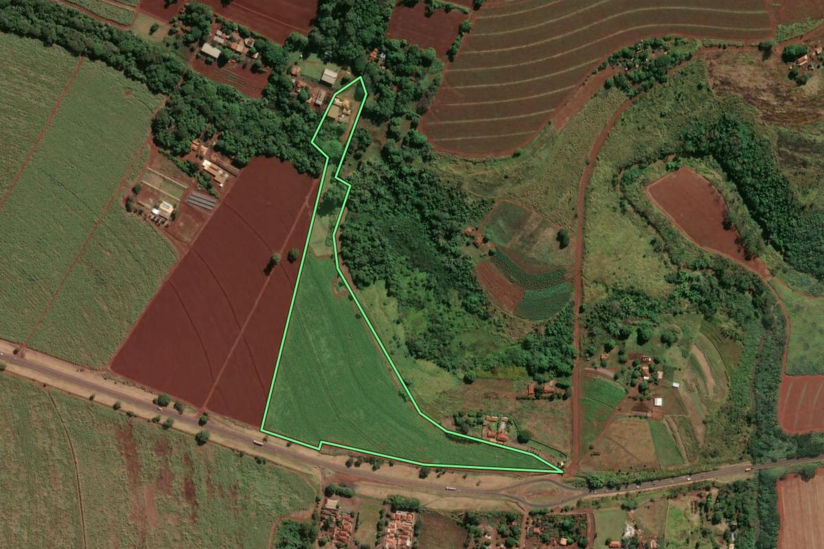 Imagem de satélite do imóvel rural em Jaboticabal (SP), com o contorno declarado no CAR desenhado por cima.