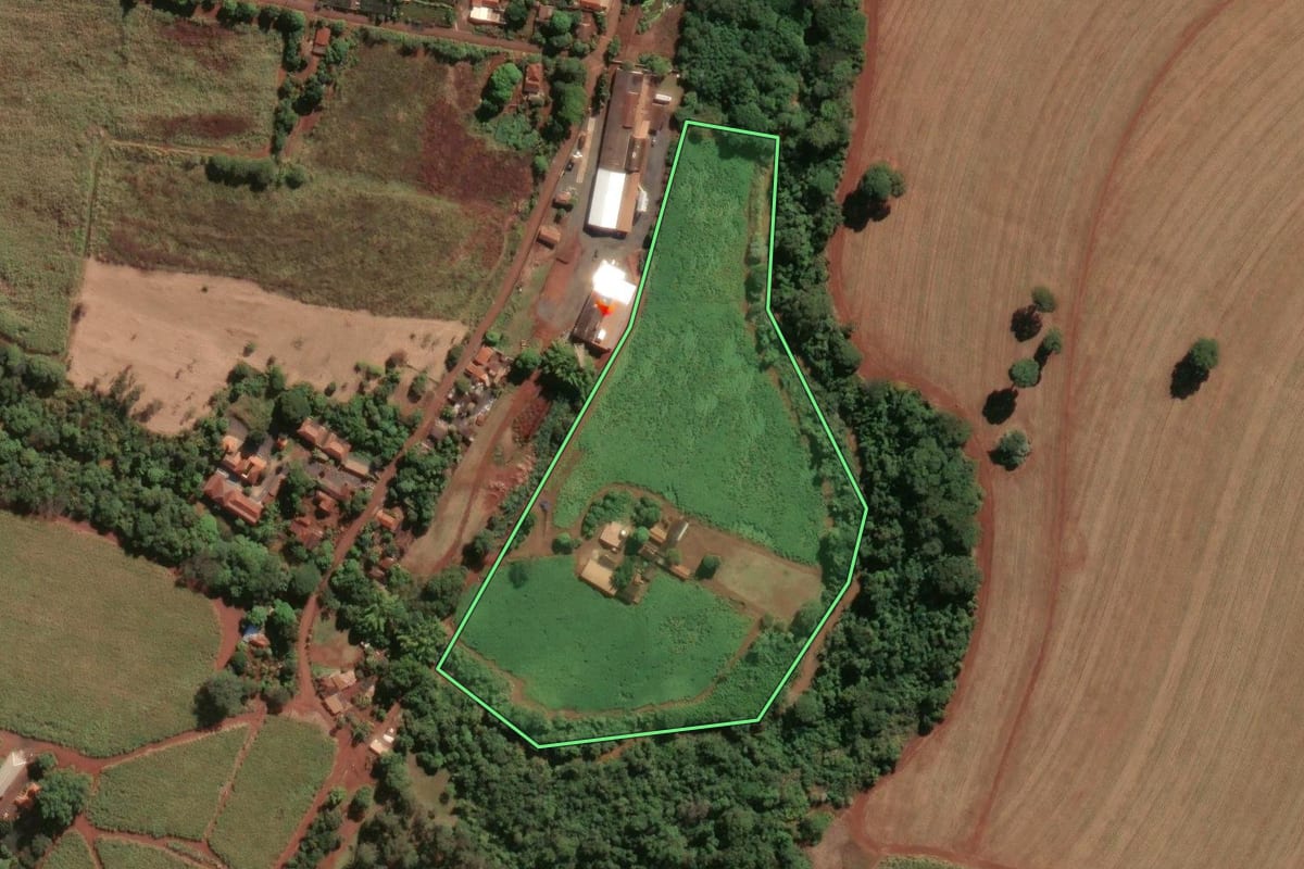 Imagem de satélite do imóvel rural em Jaboticabal (SP), com o contorno declarado no CAR desenhado por cima.