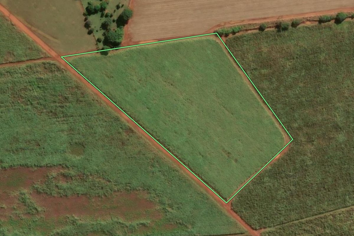 Imagem de satélite do imóvel rural em Jaboticabal (SP), com o contorno declarado no CAR desenhado por cima.