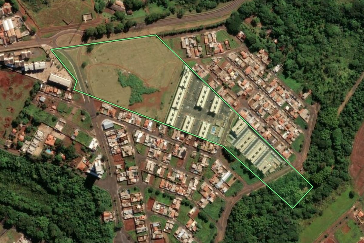 Imagem de satélite do imóvel rural em Jaboticabal (SP), com o contorno declarado no CAR desenhado por cima.