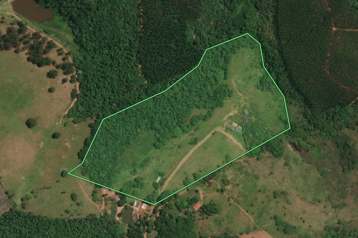 Imagem de satélite do imóvel rural em Jacareí (SP), com o contorno declarado no CAR desenhado por cima.