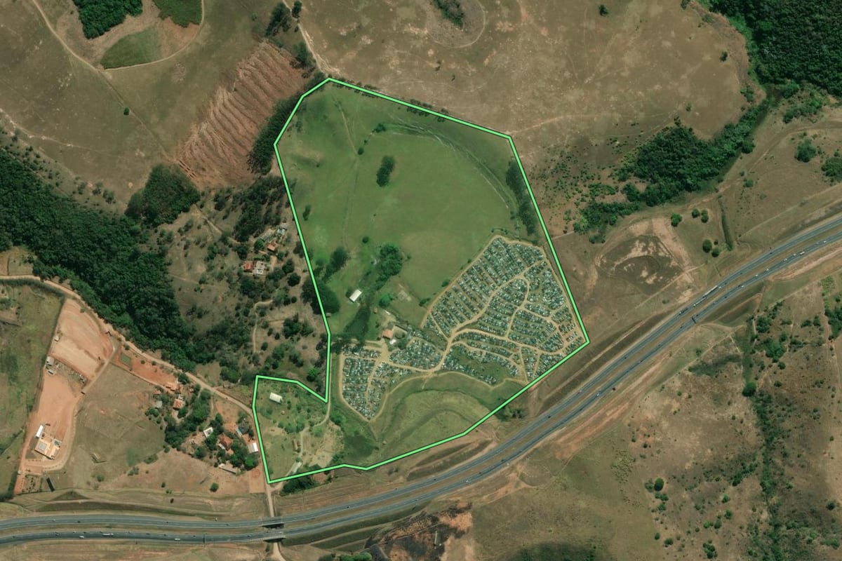 Imagem de satélite do imóvel rural em Jacareí (SP), com o contorno declarado no CAR desenhado por cima.