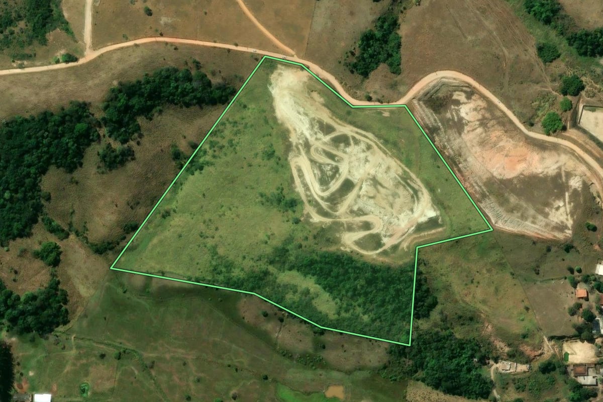 Imagem de satélite do imóvel rural em Jacareí (SP), com o contorno declarado no CAR desenhado por cima.