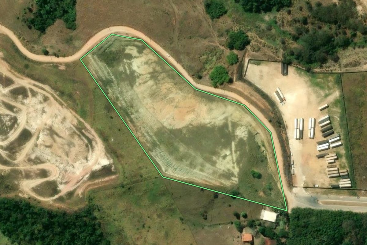 Imagem de satélite do imóvel rural em Jacareí (SP), com o contorno declarado no CAR desenhado por cima.