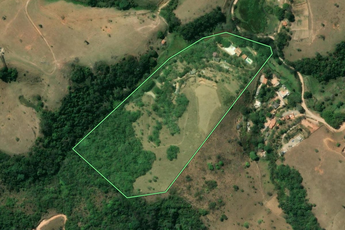 Imagem de satélite do imóvel rural em Jacareí (SP), com o contorno declarado no CAR desenhado por cima.