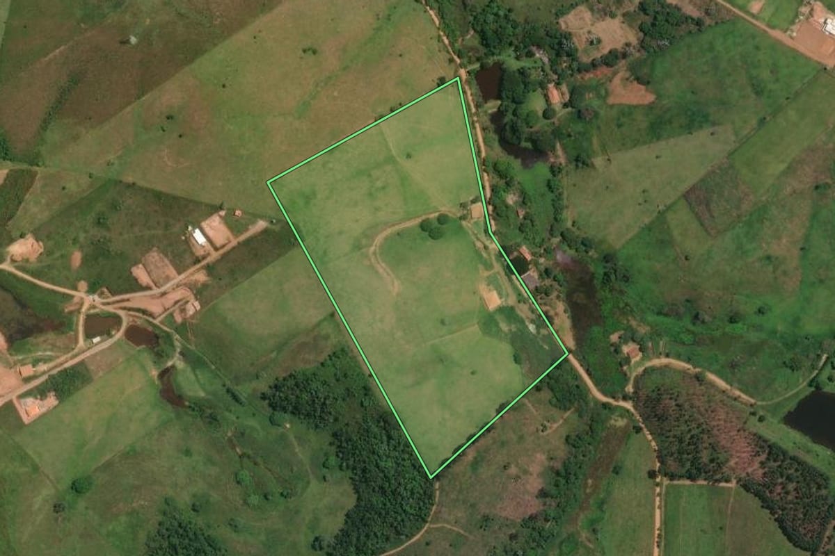 Imagem de satélite do imóvel rural em Jacareí (SP), com o contorno declarado no CAR desenhado por cima.
