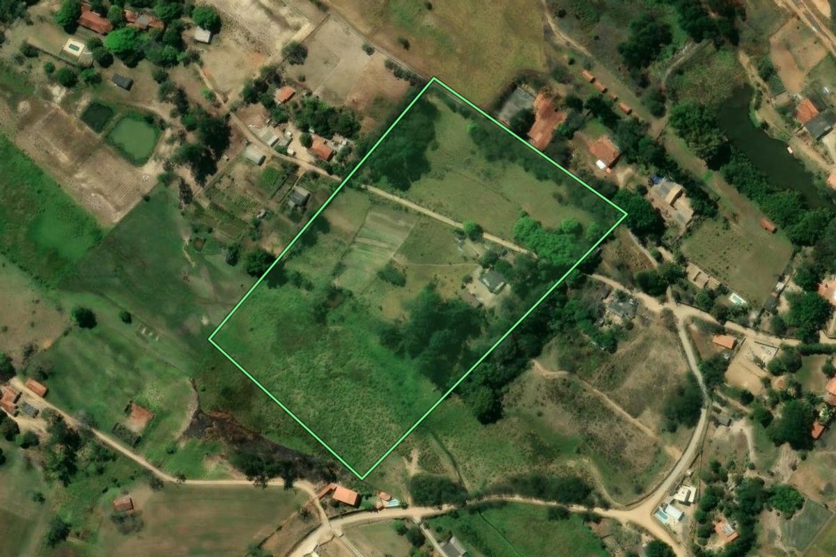 Imagem de satélite do imóvel rural em Jacareí (SP), com o contorno declarado no CAR desenhado por cima.