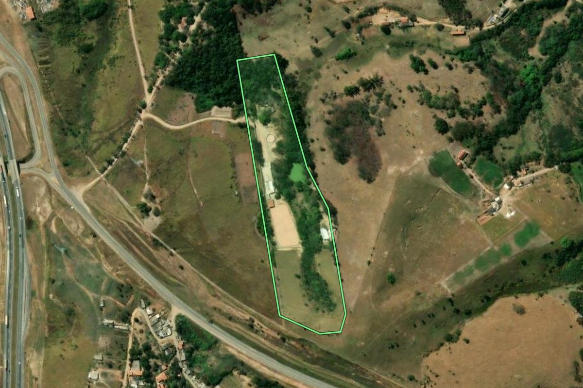 Imagem de satélite do imóvel rural em Jacareí (SP), com o contorno declarado no CAR desenhado por cima.