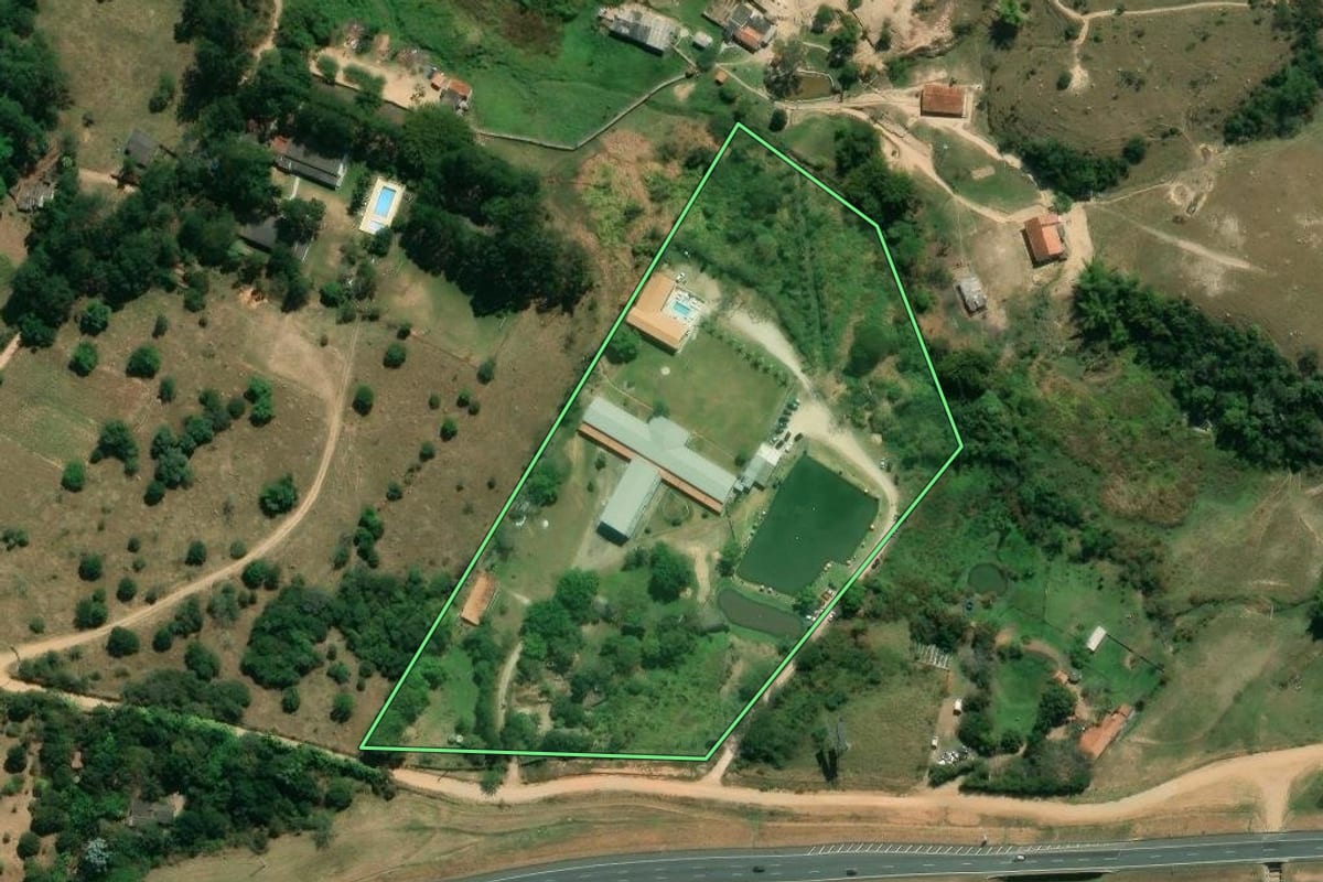 Imagem de satélite do imóvel rural em Jacareí (SP), com o contorno declarado no CAR desenhado por cima.