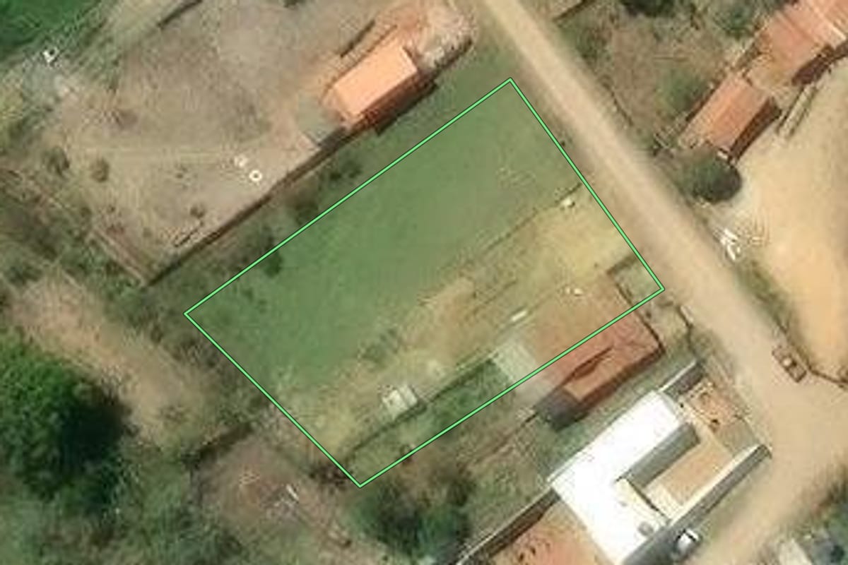 Imagem de satélite do imóvel rural em Jacareí (SP), com o contorno declarado no CAR desenhado por cima.