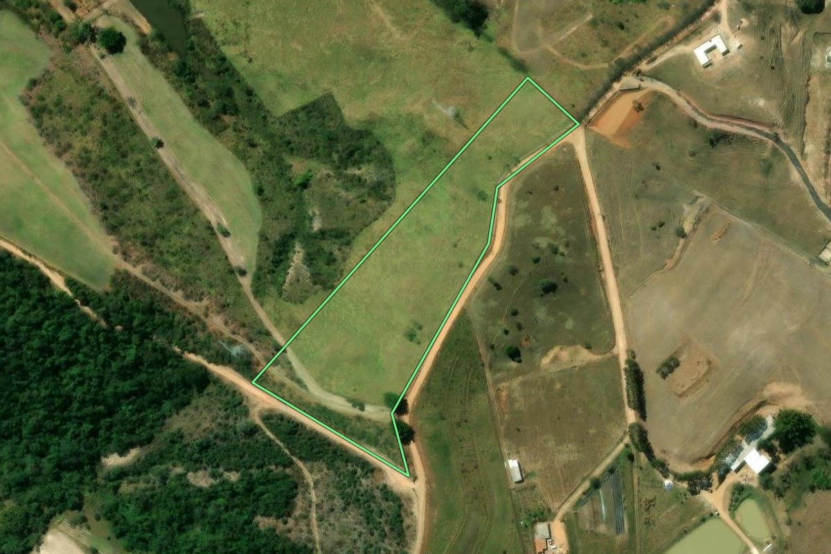 Imagem de satélite do imóvel rural em Jacareí (SP), com o contorno declarado no CAR desenhado por cima.