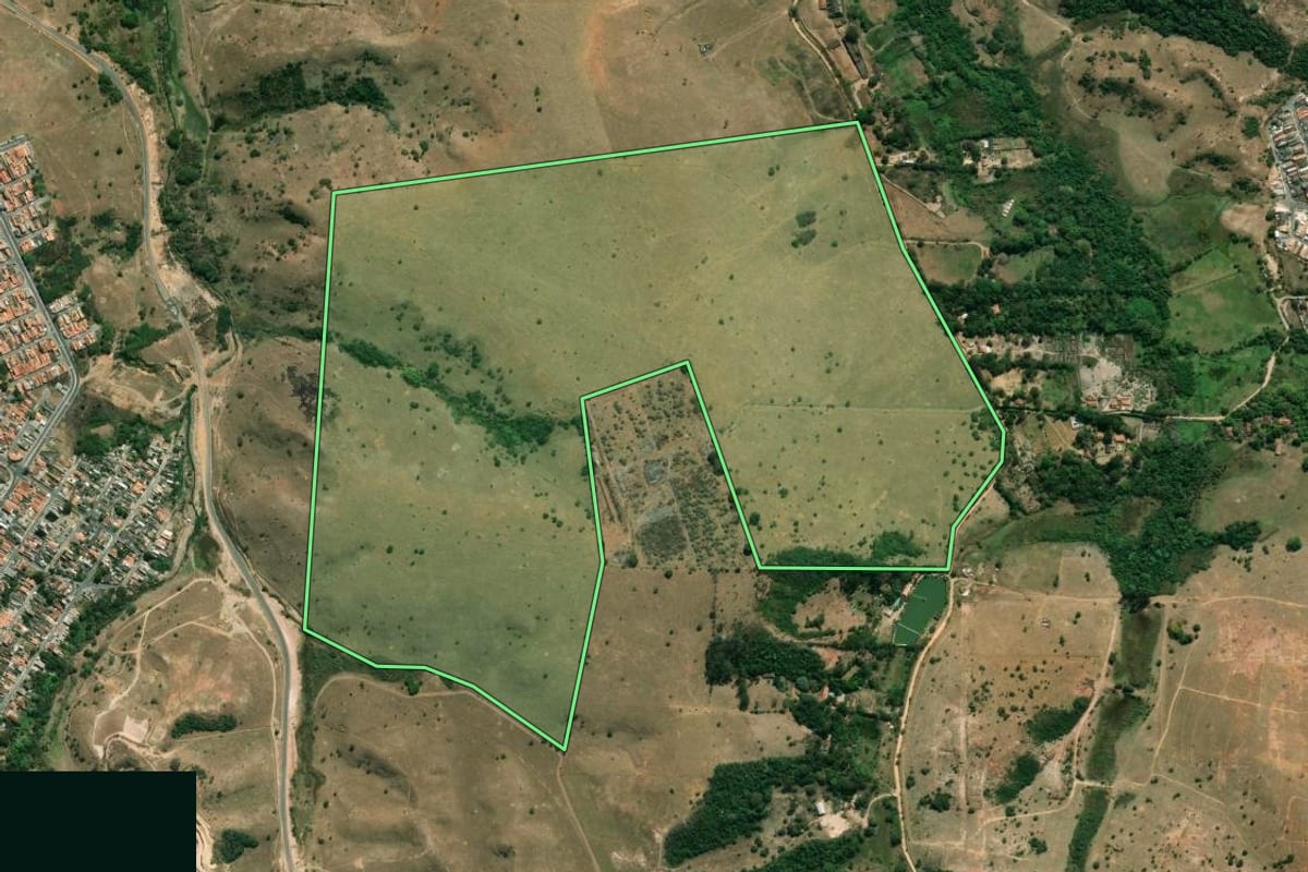 Imagem de satélite do imóvel rural em Jacareí (SP), com o contorno declarado no CAR desenhado por cima.