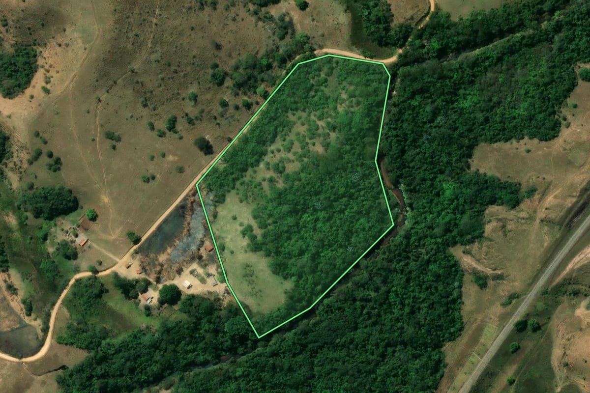 Imagem de satélite do imóvel rural em Jacareí (SP), com o contorno declarado no CAR desenhado por cima.