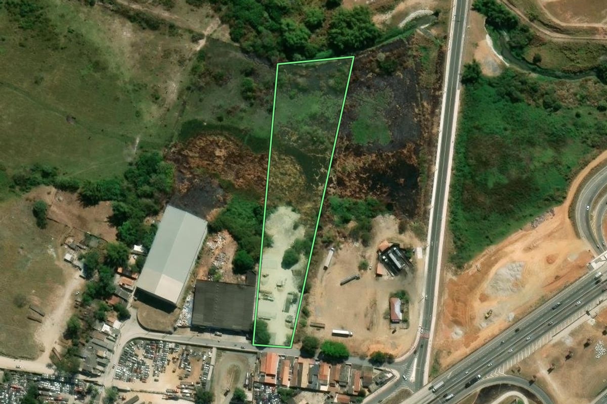 Imagem de satélite do imóvel rural em Jacareí (SP), com o contorno declarado no CAR desenhado por cima.