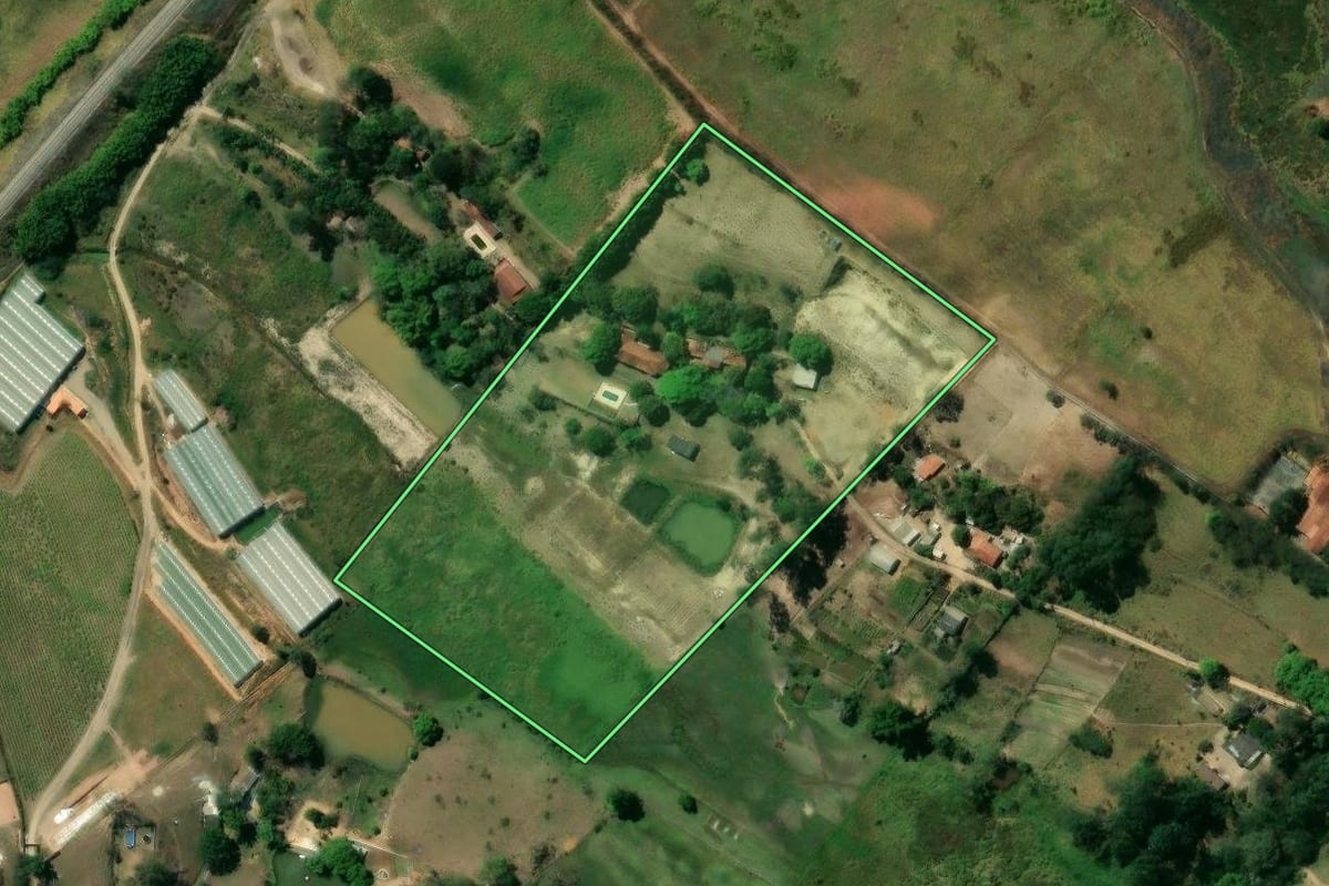 Imagem de satélite do imóvel rural em Jacareí (SP), com o contorno declarado no CAR desenhado por cima.