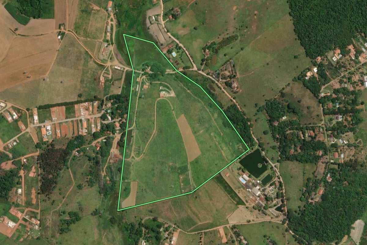 Imagem de satélite do imóvel rural em Jacareí (SP), com o contorno declarado no CAR desenhado por cima.
