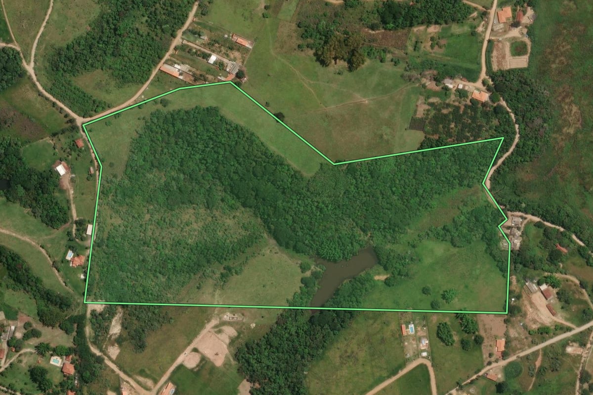 Imagem de satélite do imóvel rural em Jacareí (SP), com o contorno declarado no CAR desenhado por cima.