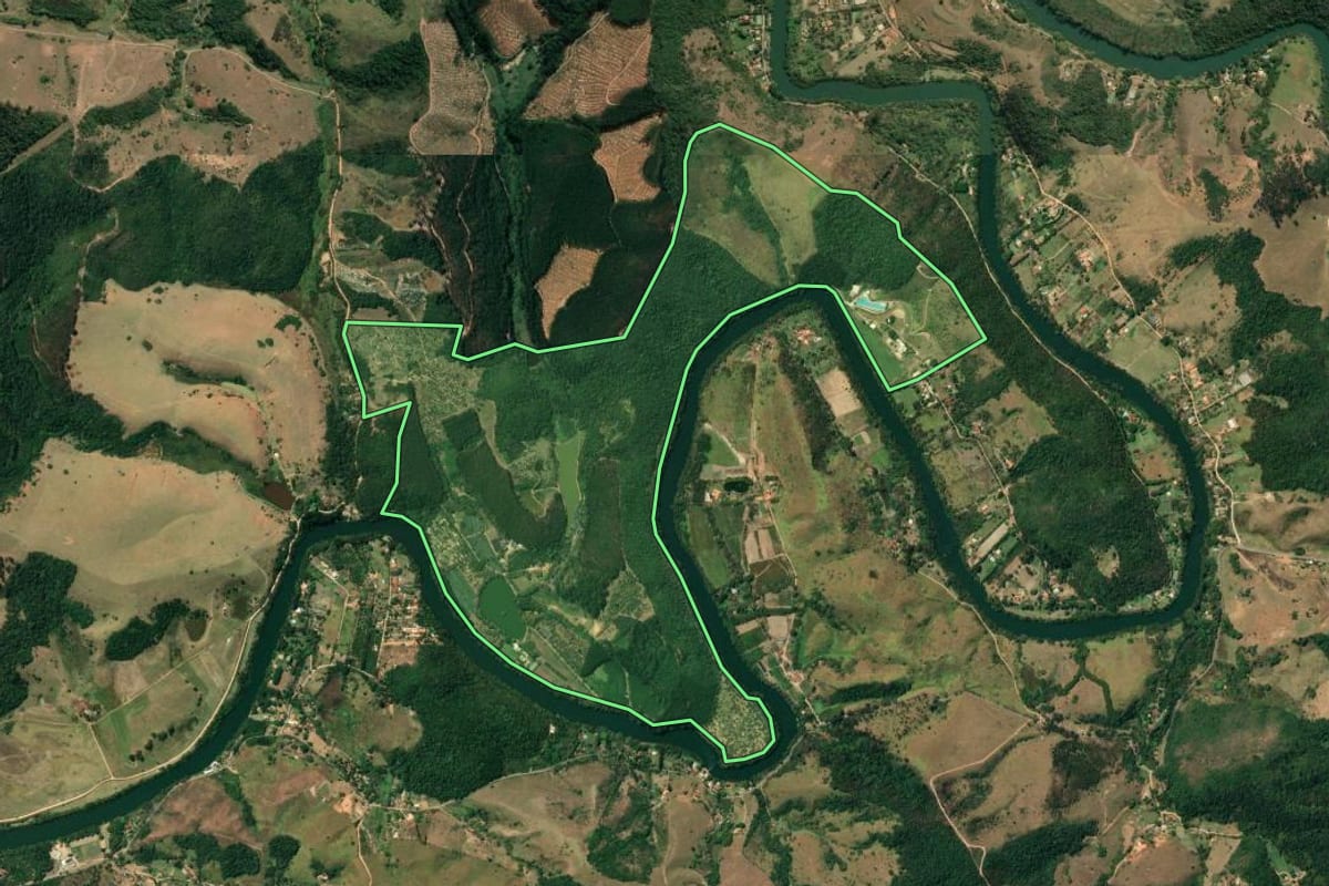 Imagem de satélite do imóvel rural em Jacareí (SP), com o contorno declarado no CAR desenhado por cima.