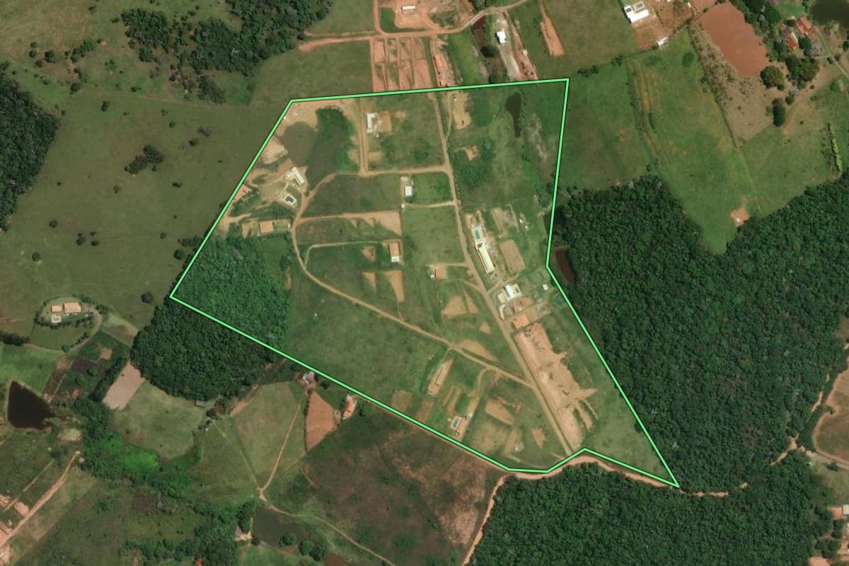 Imagem de satélite do imóvel rural em Jacareí (SP), com o contorno declarado no CAR desenhado por cima.