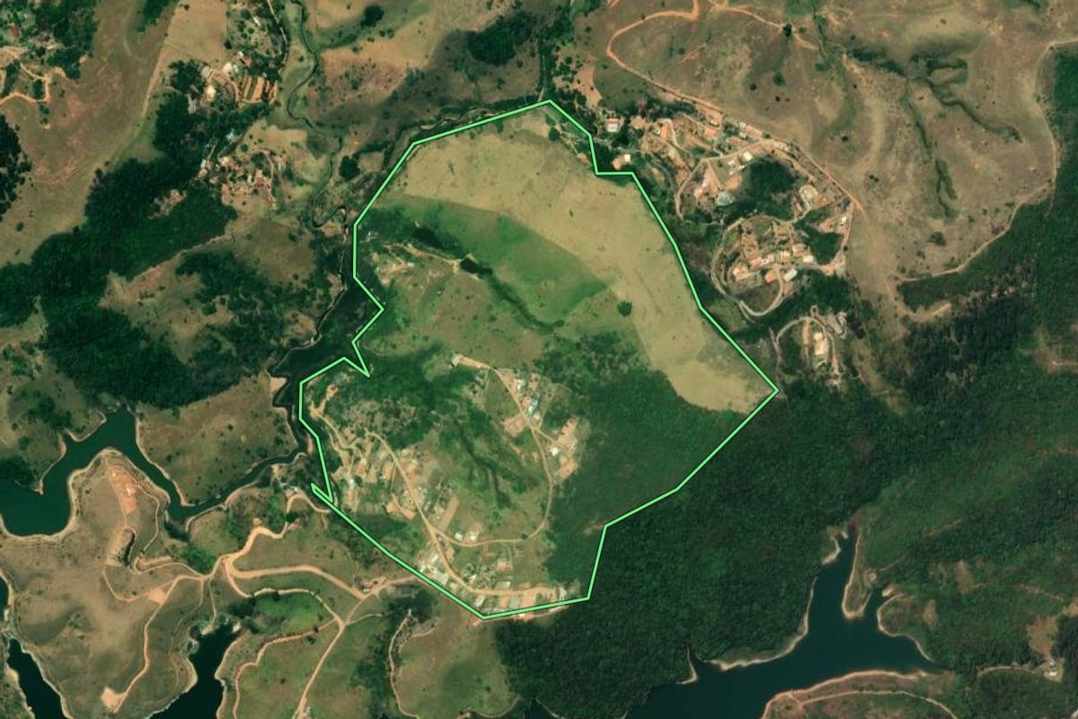 Imagem de satélite do imóvel rural em Jacareí (SP), com o contorno declarado no CAR desenhado por cima.