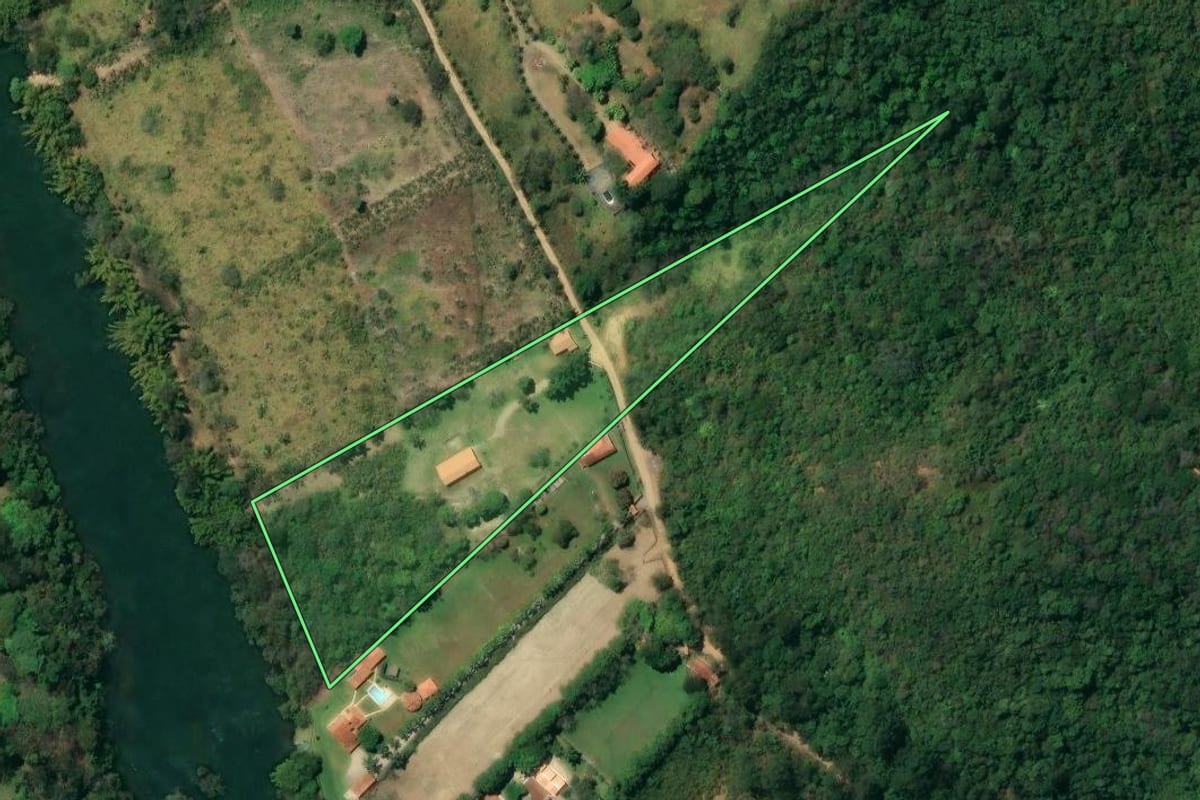 Imagem de satélite do imóvel rural em Jacareí (SP), com o contorno declarado no CAR desenhado por cima.