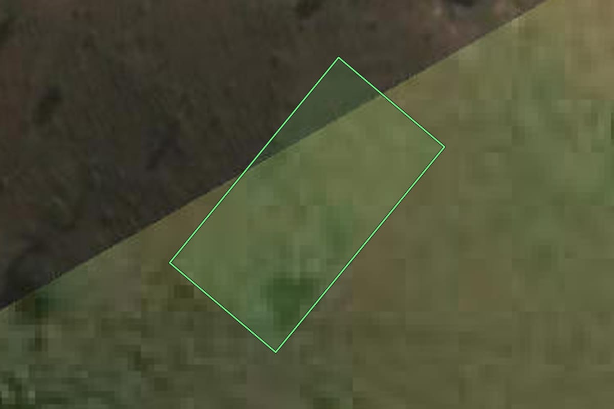 Imagem de satélite do imóvel rural em Jacareí (SP), com o contorno declarado no CAR desenhado por cima.