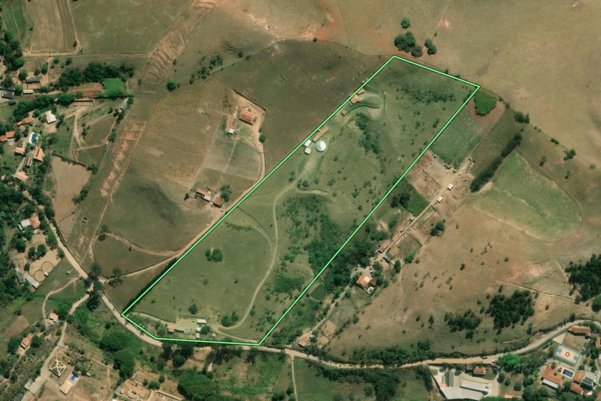 Imagem de satélite do imóvel rural em Jacareí (SP), com o contorno declarado no CAR desenhado por cima.