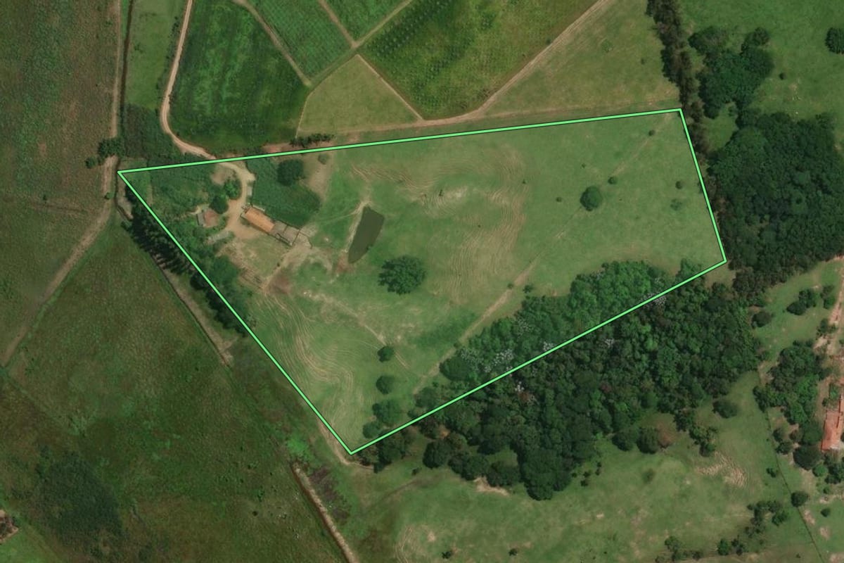 Imagem de satélite do imóvel rural em Jacareí (SP), com o contorno declarado no CAR desenhado por cima.