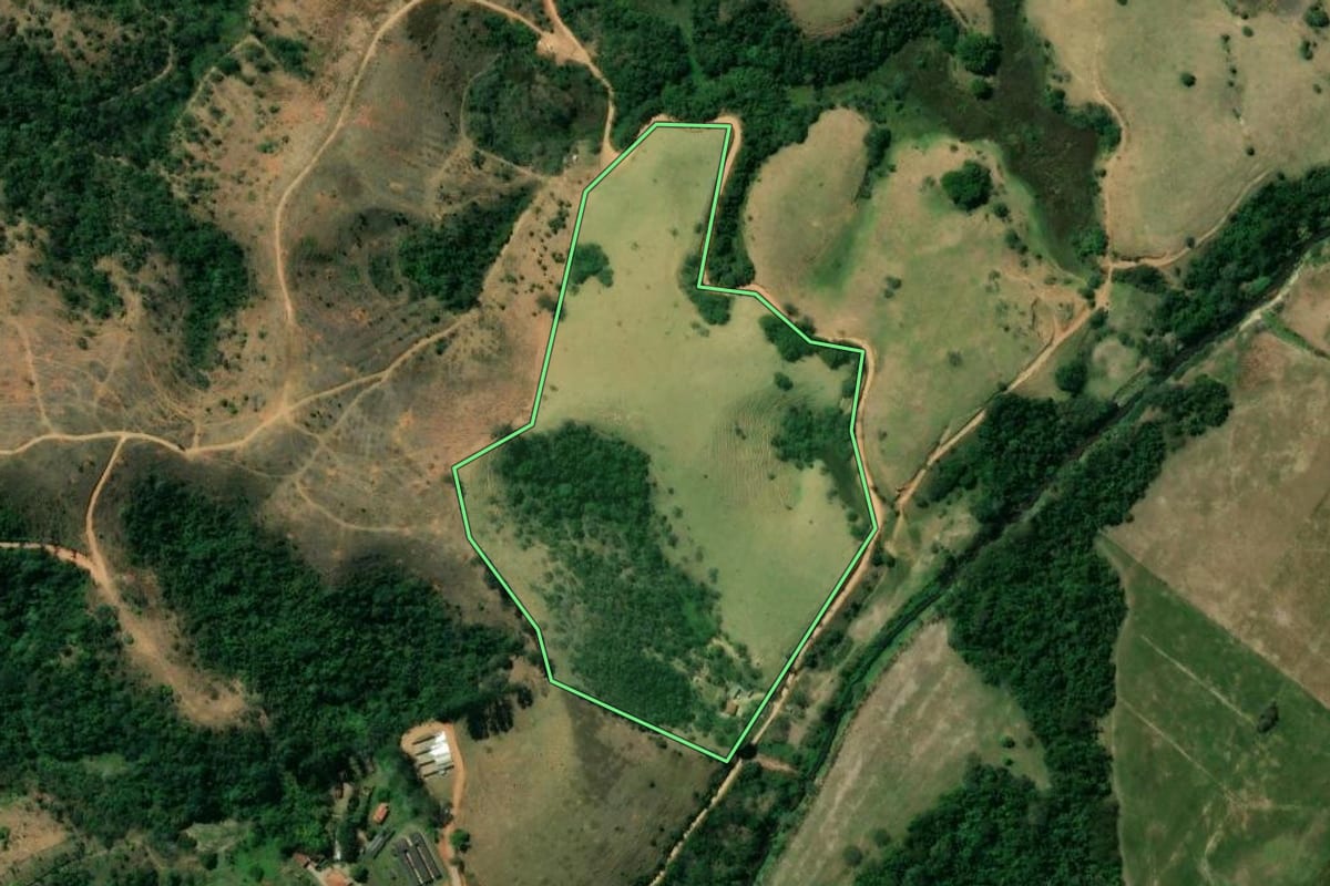 Imagem de satélite do imóvel rural em Jacareí (SP), com o contorno declarado no CAR desenhado por cima.