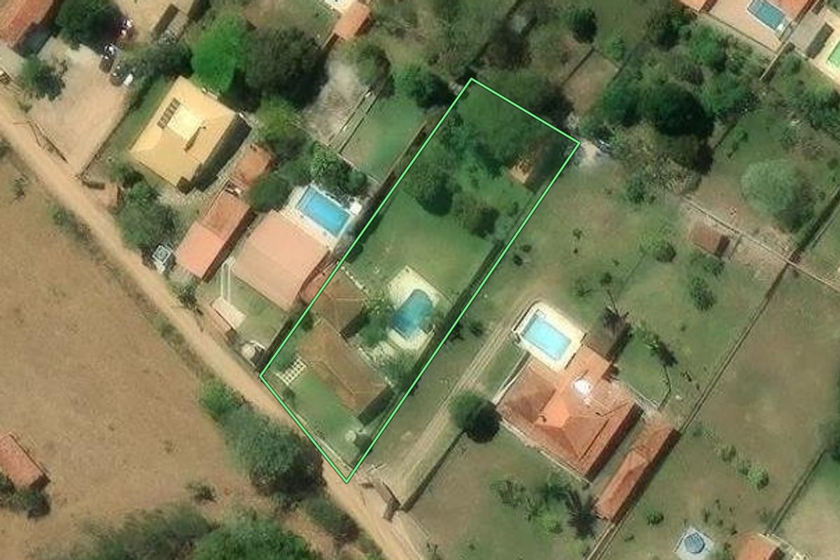 Imagem de satélite do imóvel rural em Jacareí (SP), com o contorno declarado no CAR desenhado por cima.