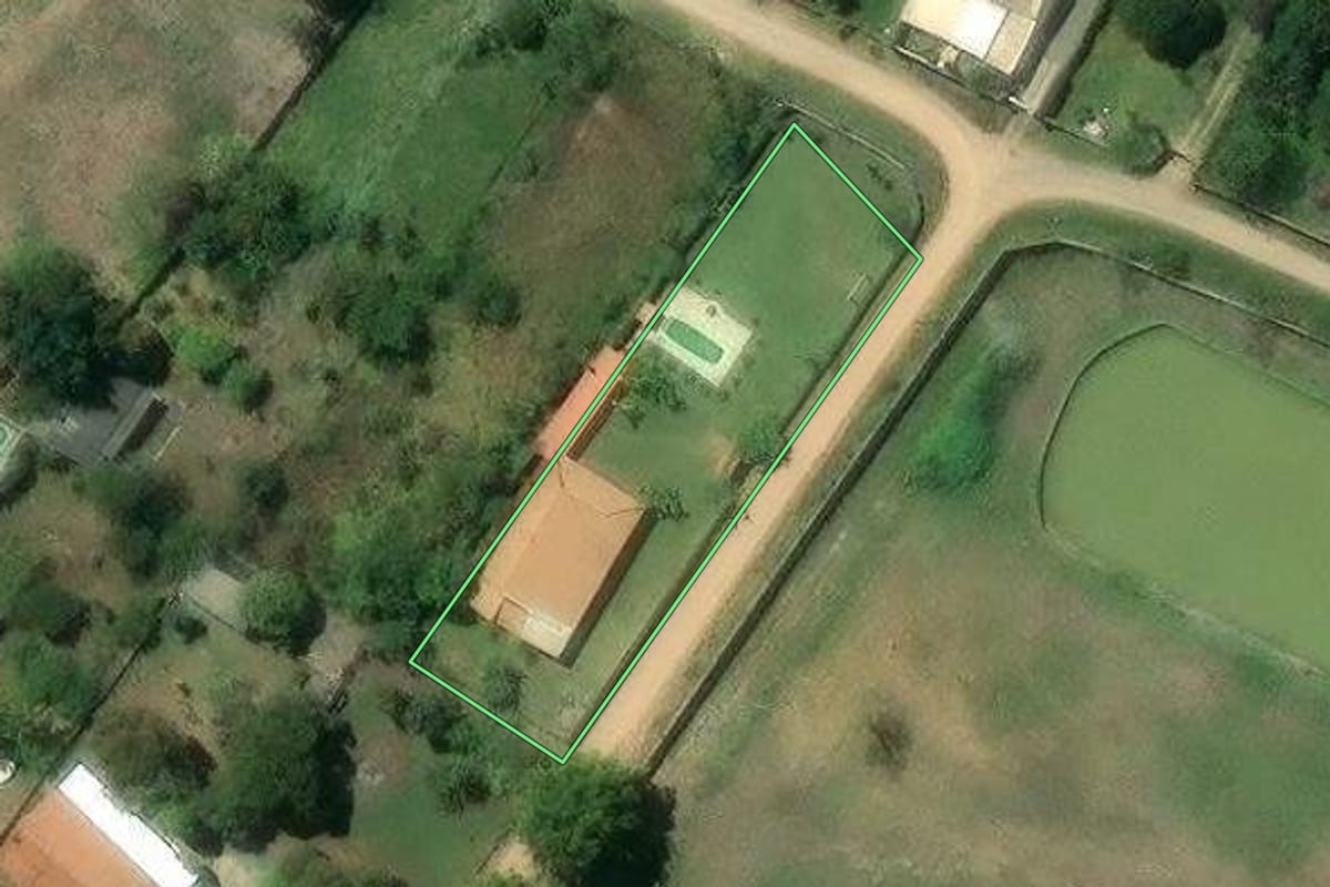 Imagem de satélite do imóvel rural em Jacareí (SP), com o contorno declarado no CAR desenhado por cima.