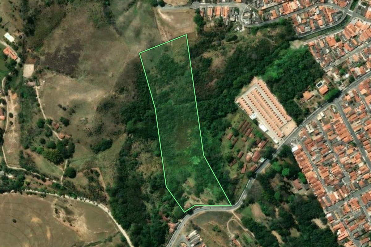 Imagem de satélite do imóvel rural em Jacareí (SP), com o contorno declarado no CAR desenhado por cima.
