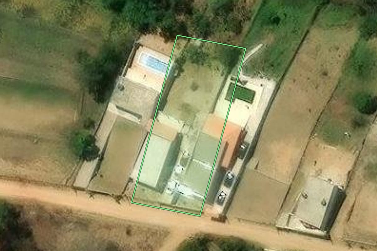 Imagem de satélite do imóvel rural em Jacareí (SP), com o contorno declarado no CAR desenhado por cima.