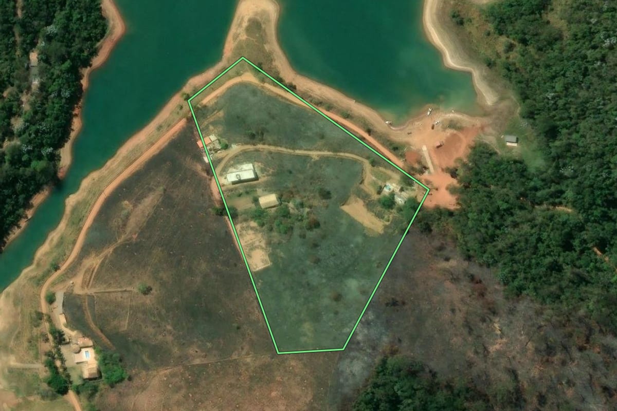 Imagem de satélite do imóvel rural em Jacareí (SP), com o contorno declarado no CAR desenhado por cima.