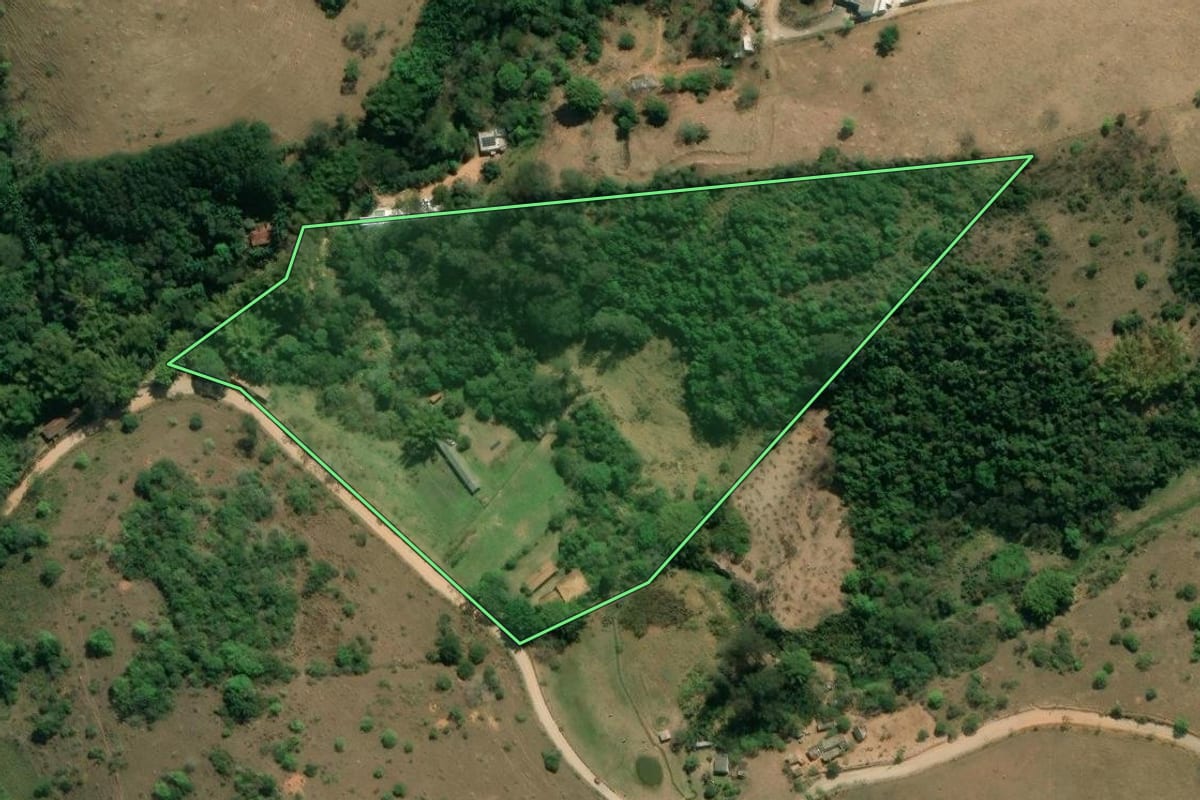 Imagem de satélite do imóvel rural em Jacareí (SP), com o contorno declarado no CAR desenhado por cima.