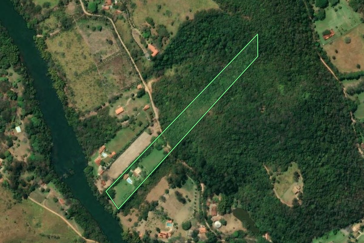 Imagem de satélite do imóvel rural em Jacareí (SP), com o contorno declarado no CAR desenhado por cima.