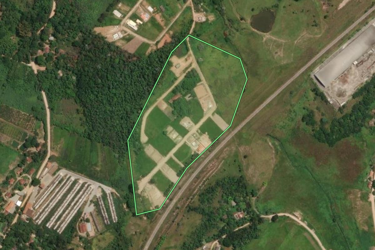 Imagem de satélite do imóvel rural em Jacareí (SP), com o contorno declarado no CAR desenhado por cima.