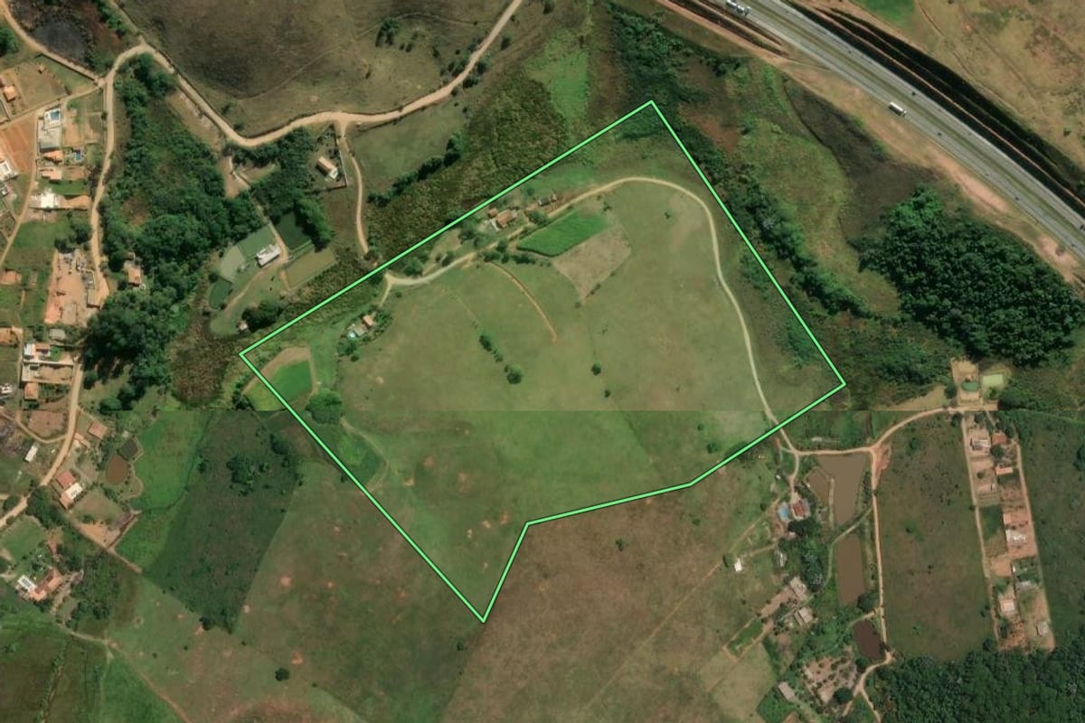 Imagem de satélite do imóvel rural em Jacareí (SP), com o contorno declarado no CAR desenhado por cima.