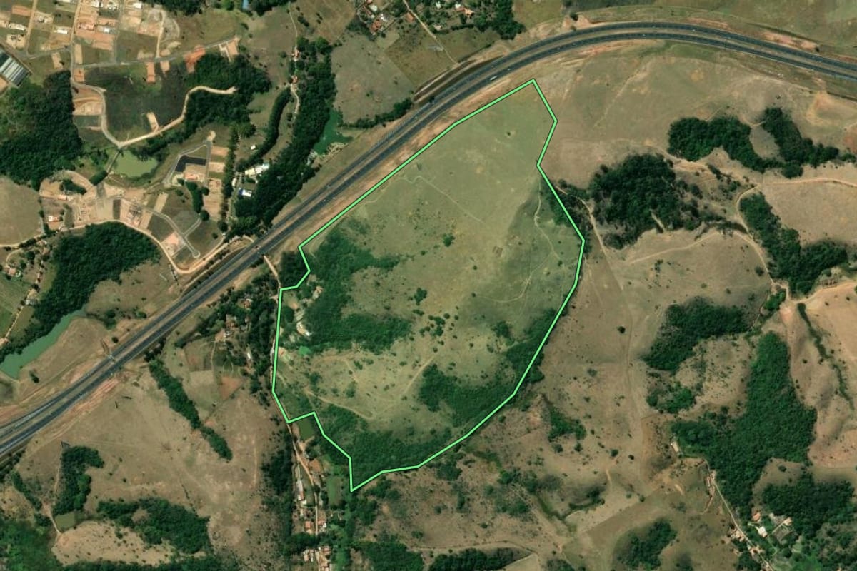 Imagem de satélite do imóvel rural em Jacareí (SP), com o contorno declarado no CAR desenhado por cima.