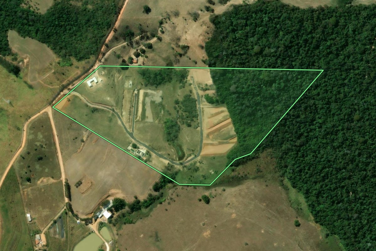 Imagem de satélite do imóvel rural em Jacareí (SP), com o contorno declarado no CAR desenhado por cima.