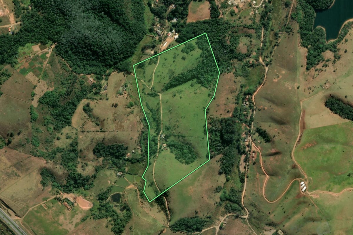 Imagem de satélite do imóvel rural em Jacareí (SP), com o contorno declarado no CAR desenhado por cima.
