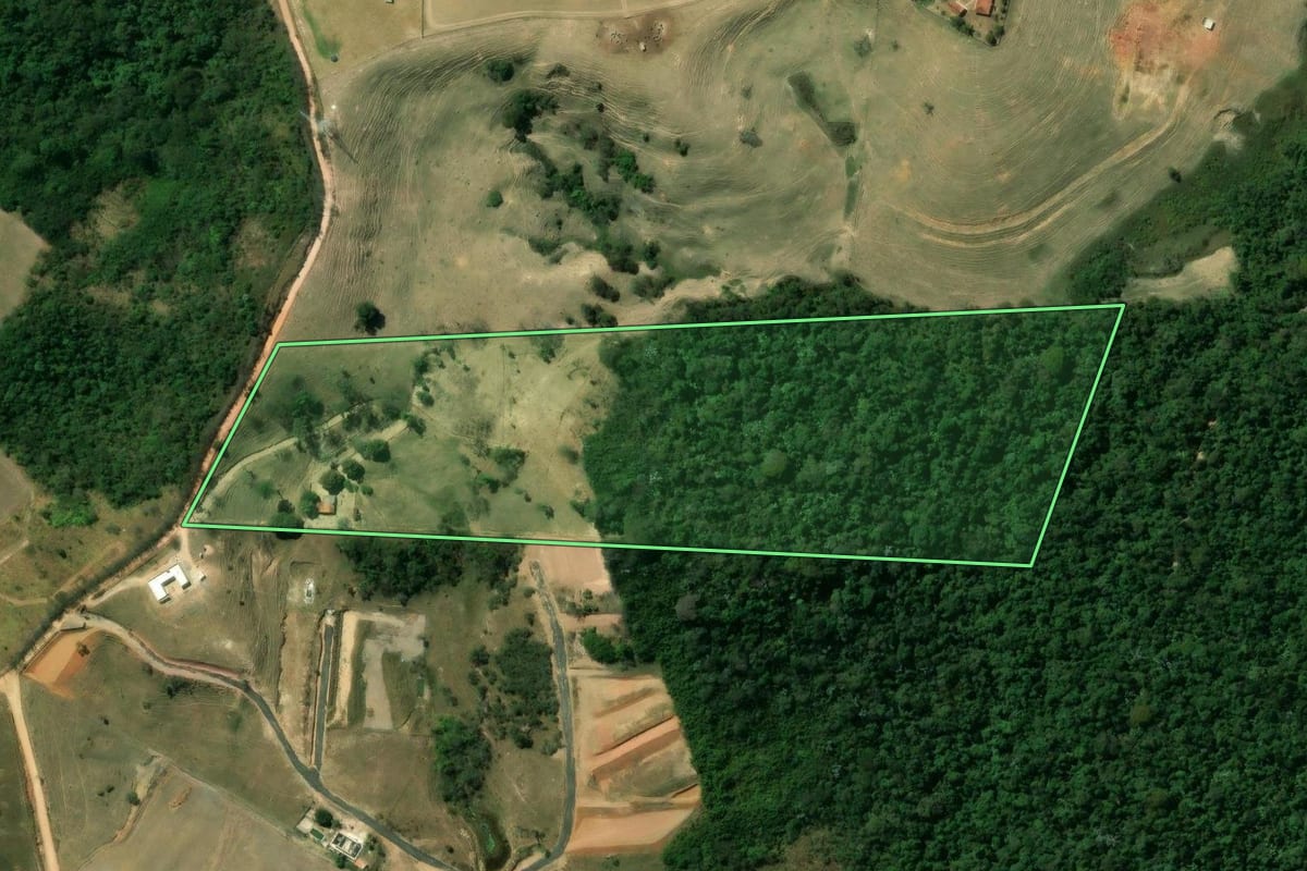 Imagem de satélite do imóvel rural em Jacareí (SP), com o contorno declarado no CAR desenhado por cima.
